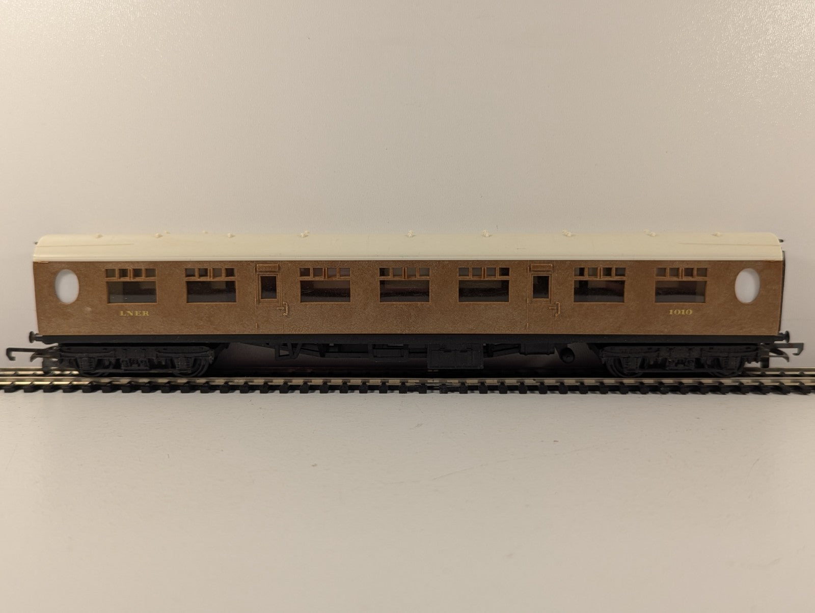 Hornby R745 OO Gauge LNER Teak Full Third Coach