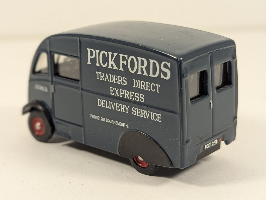 Oxford Diecast 1:76 Scale Commer Q25 Van Die-cast Vehicle FGT 231 Pickfords