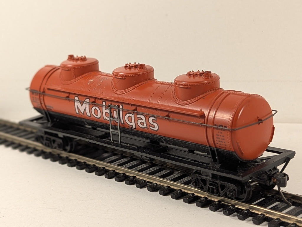 HO Scale Three Dome Tank Wagon WSRX 2387 Mobilgas