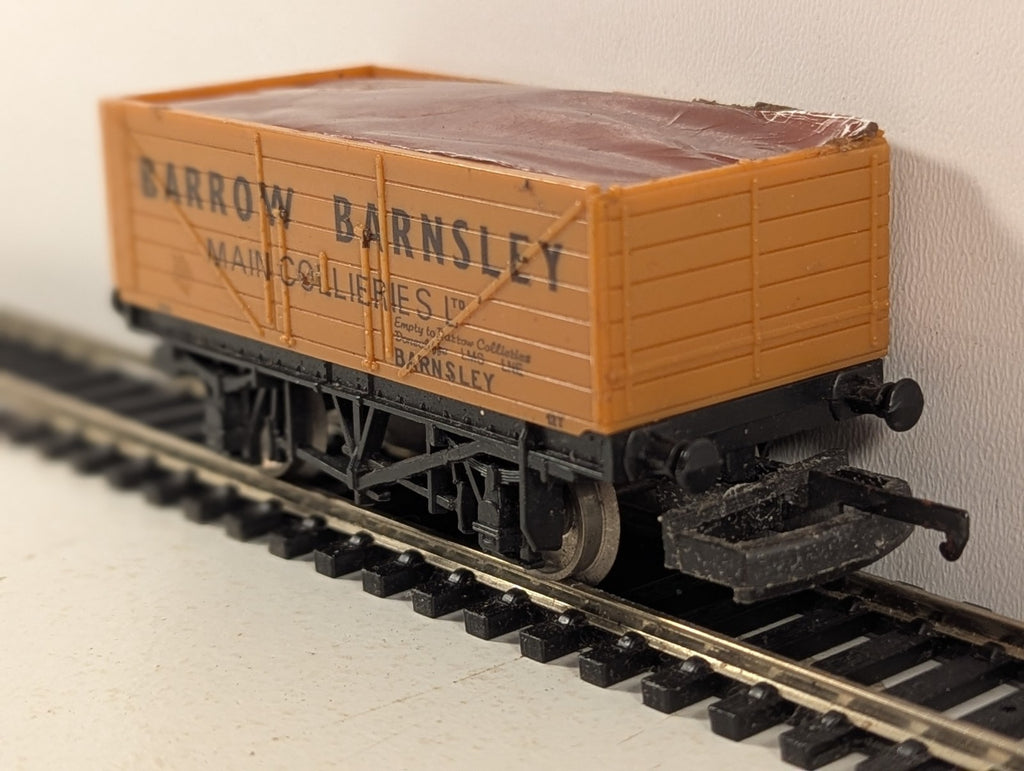 Lima OO Gauge 7-Plank Wagon Barrow Barnsley Goods Wagon