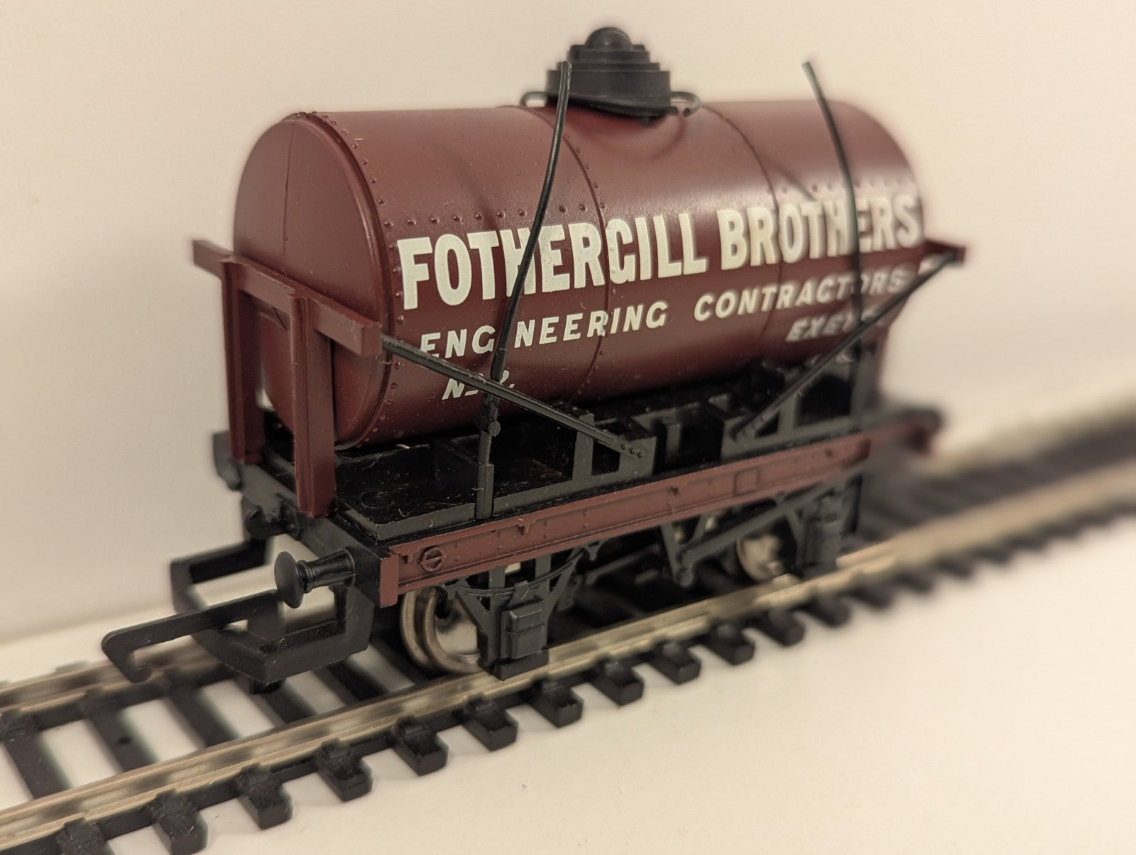 Hornby OO Gauge 12-Ton Tank Wagon – Fothergill Brothers Livery – Damaged