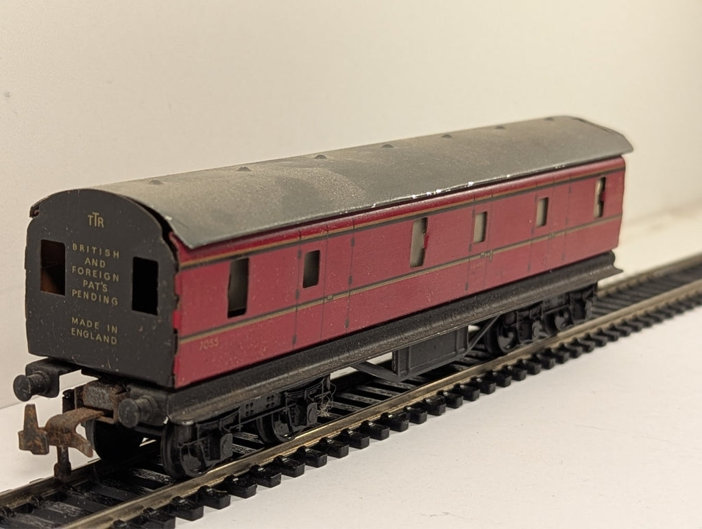 Trix Twin Railway BR Full Brake Coach Maroon - Walls Separating Chipped paint