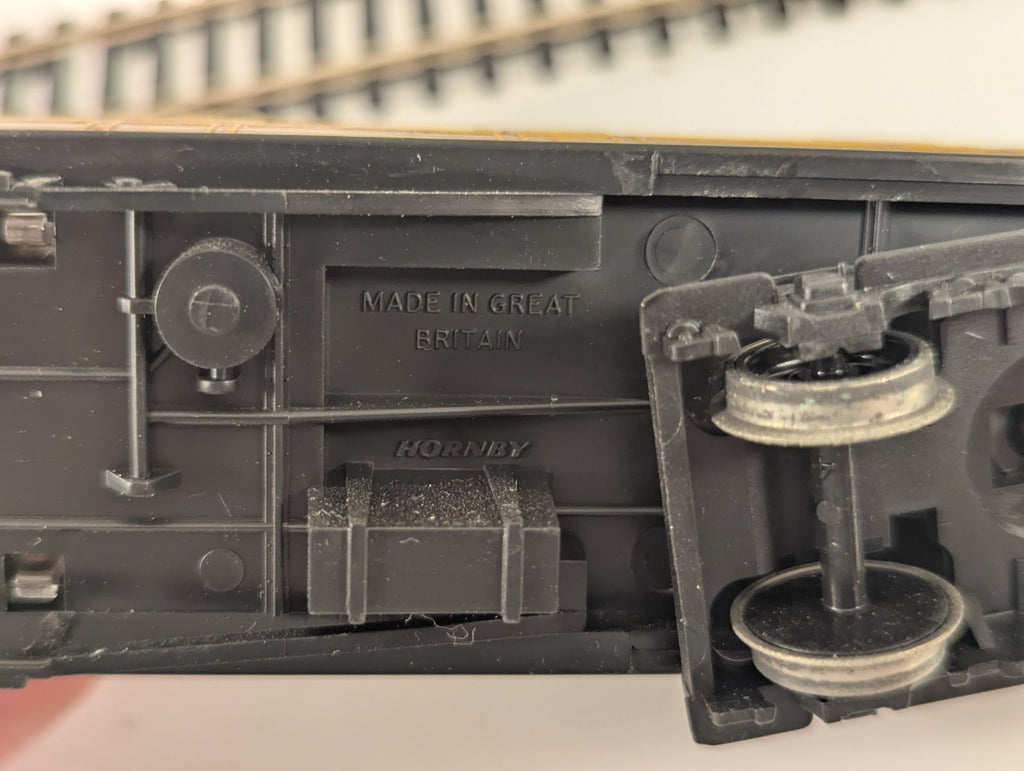Hornby RailRoad OO Gauge LNER Teak Composite Coach for Mallard