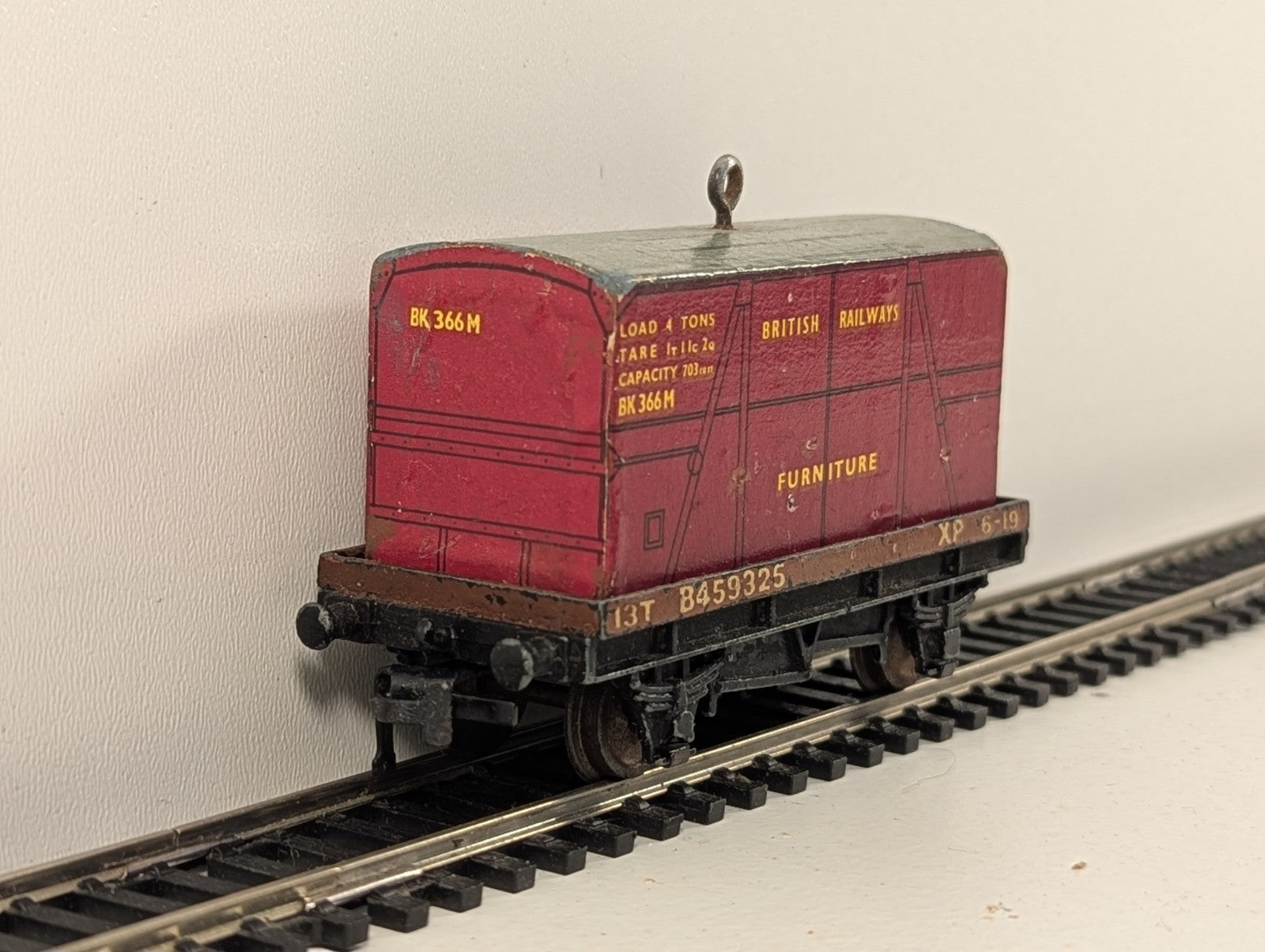 Hornby Dublo 32087 OOGauge Low-Sided Wagon D.1with BR FurnitureContainer - boxed