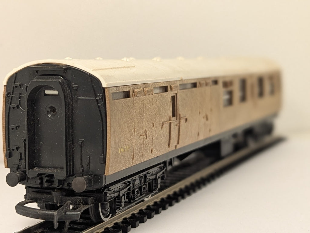Hornby R938 OO Gauge LNER Corridor Brake Third Coach No. 1870