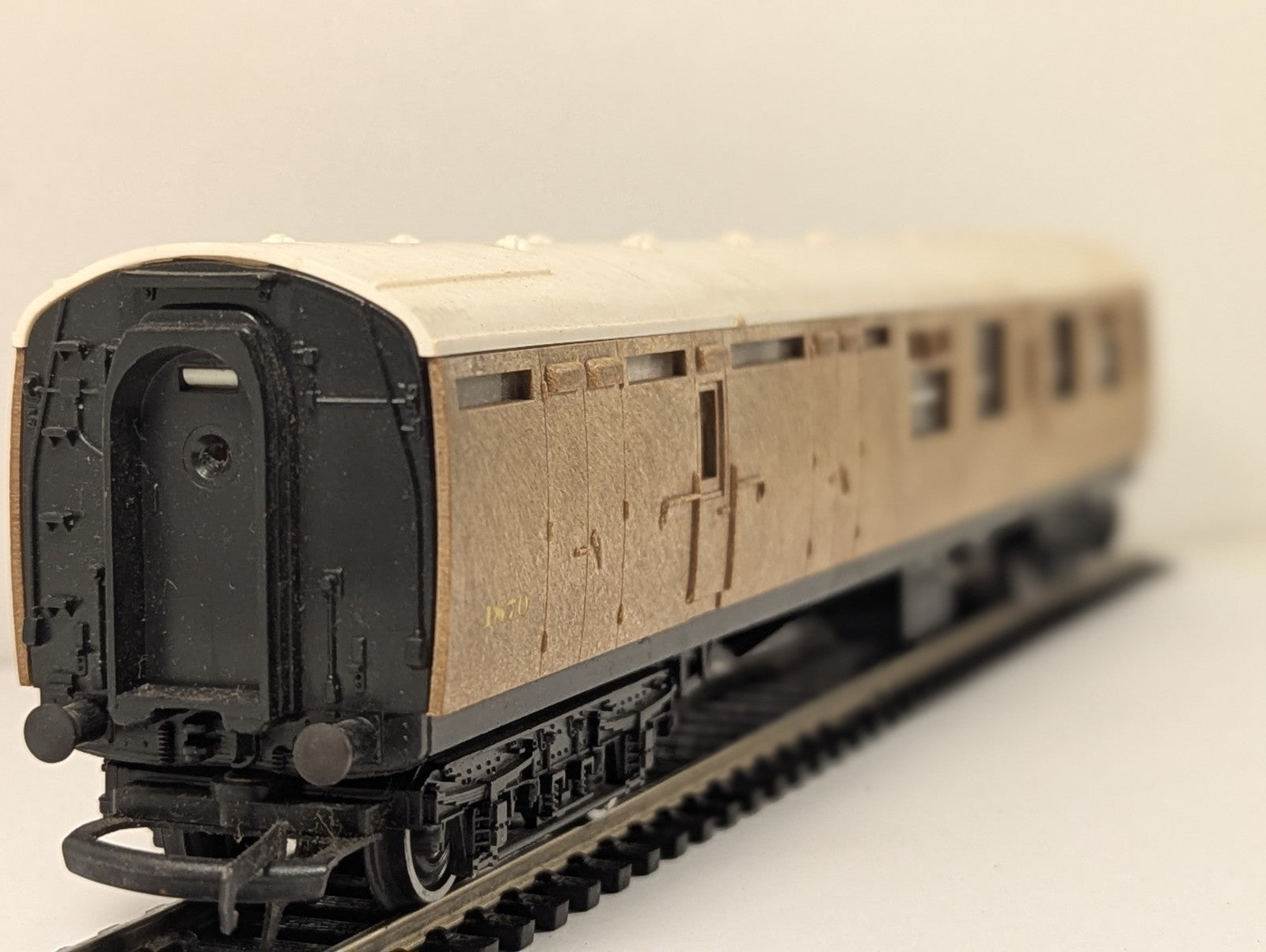 Hornby R938 OO Gauge LNER Corridor Brake Third Coach No. 1870