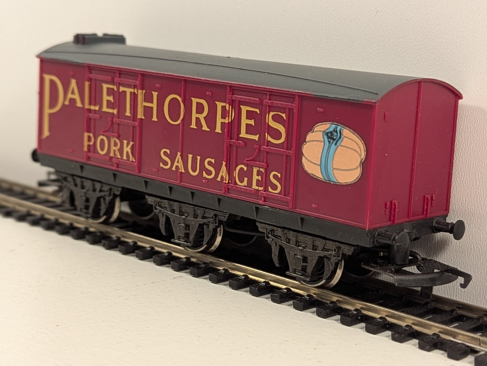Hornby OO Gauge Palethorpes Pork Sausages 6-Wheel Closed Van