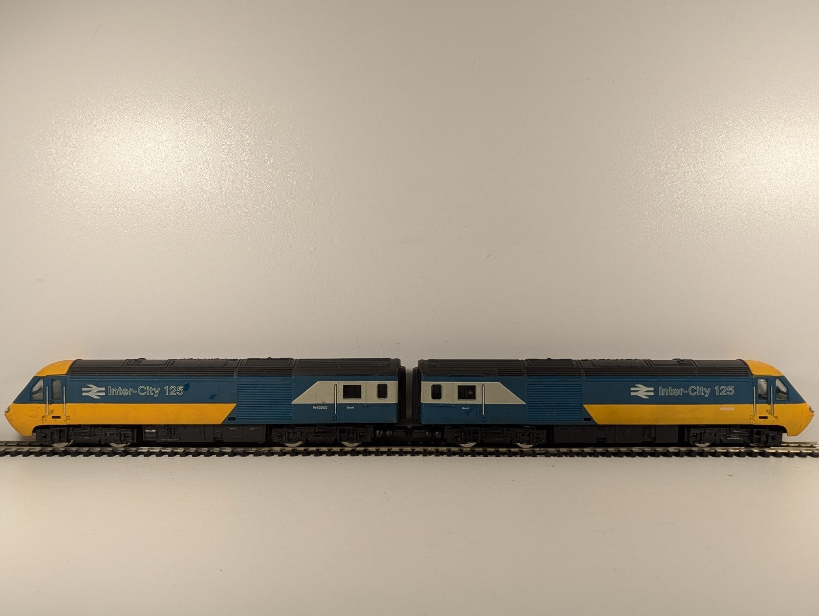 Hornby OO Gauge Class 43 HST Inter-City 125 Power and Dummy Car