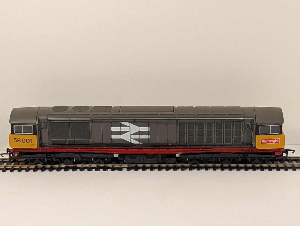 Hornby R250 OO Gauge Class 58 Diesel Locomotive 58001 Railfreight Grey