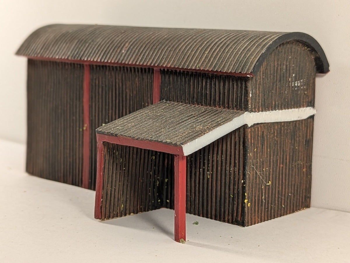 Hornby OO Gauge Skaledale Dutch Barn with Bales Buildings & Structures R8559