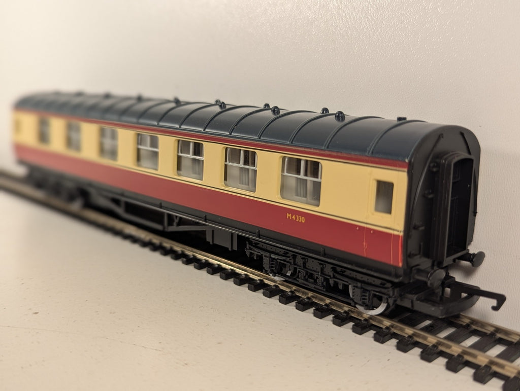Hornby  R442 BR ex-LMS Stanier Composite Corridor Coach - Crimson & Cream
