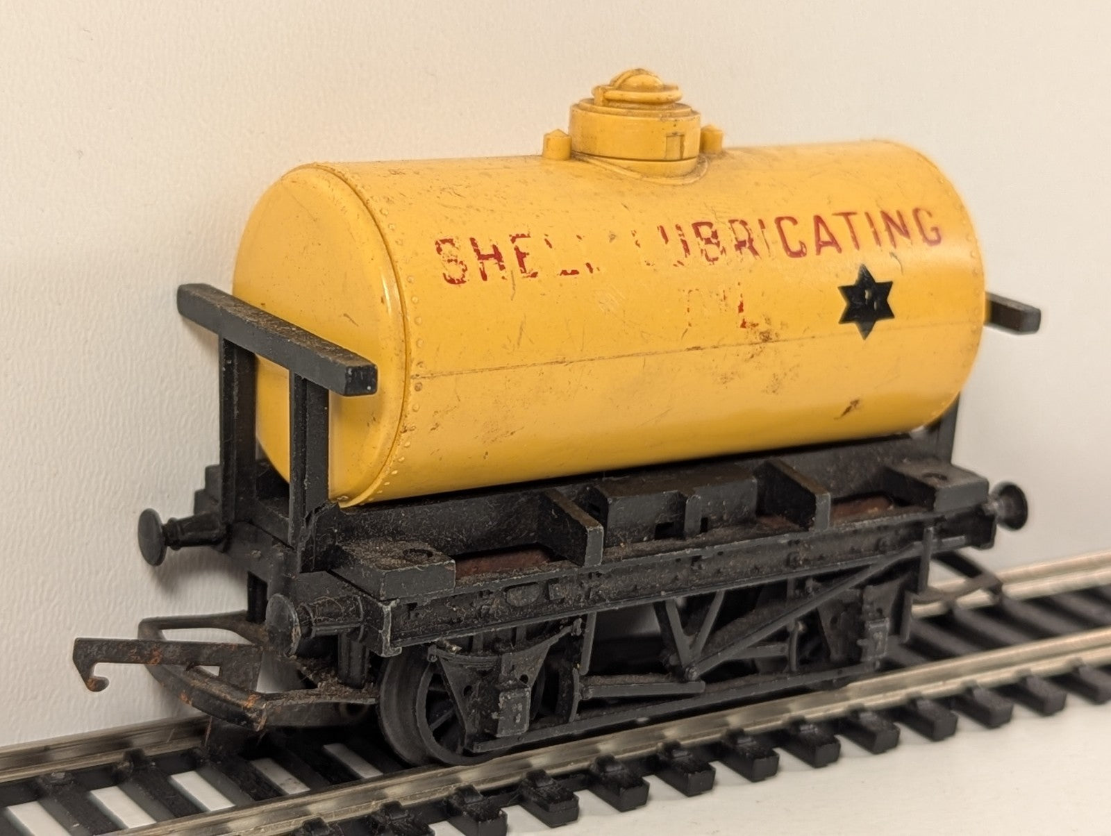 Tri-ang R211 Shell Lubricating Oil Tank Wagon – OO Gauge