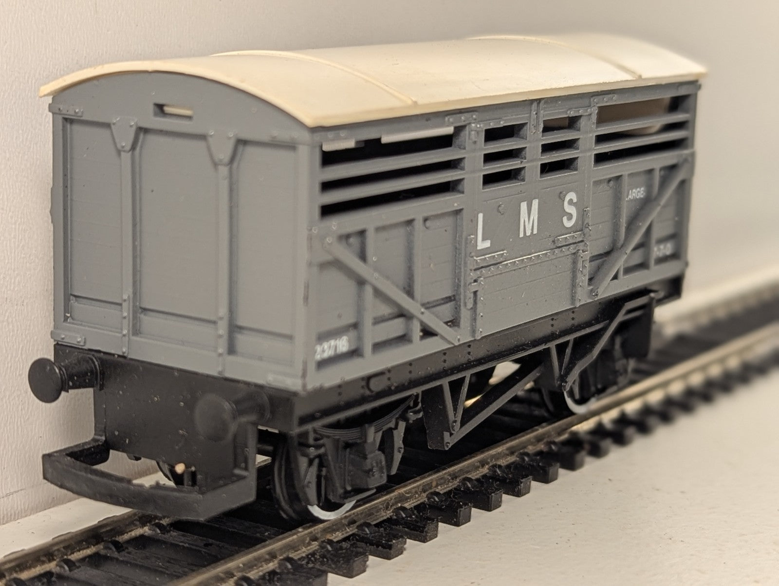 Hornby OO Gauge LMS Cattle Wagon Goods Wagon 23716 LMS Grey R237