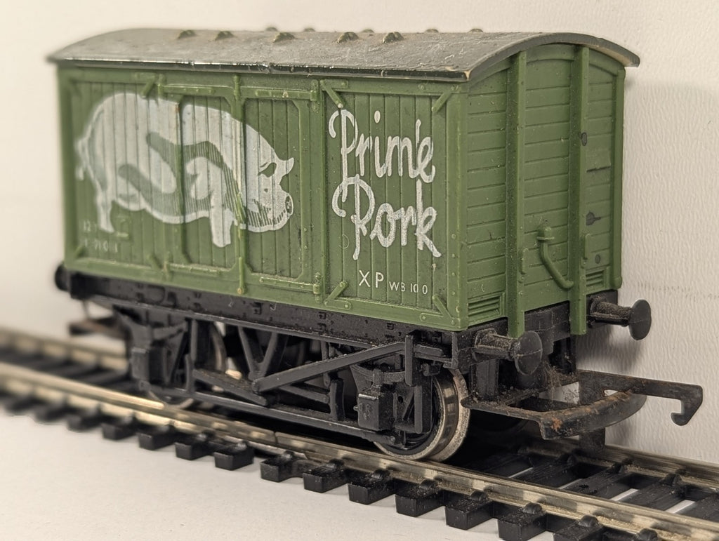 Hornby OO Gauge Prime Pork Closed Van Goods Wagon E71011 Green 'Prime Pork'