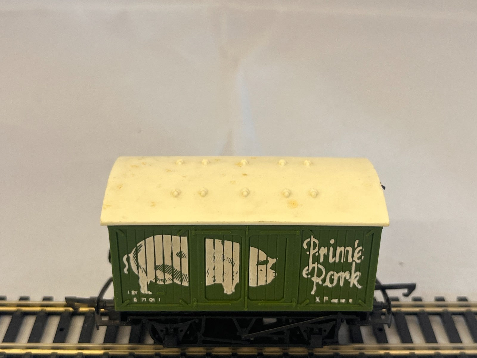 Hornby R216 OO Gauge Prime Pork Closed Box Van Green