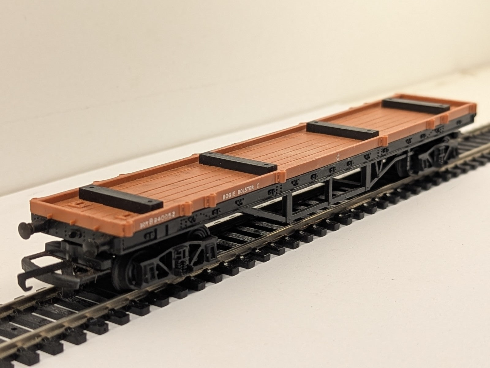 Hornby BR Brown 30 Ton Bogie Bolster C Wagon B940