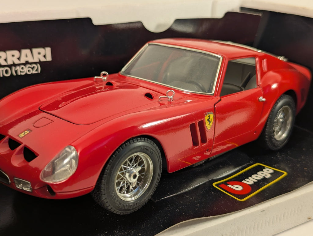 Bburago 1:18 Ferrari 250 GTO (1962) Die-cast Model Car Red 3011