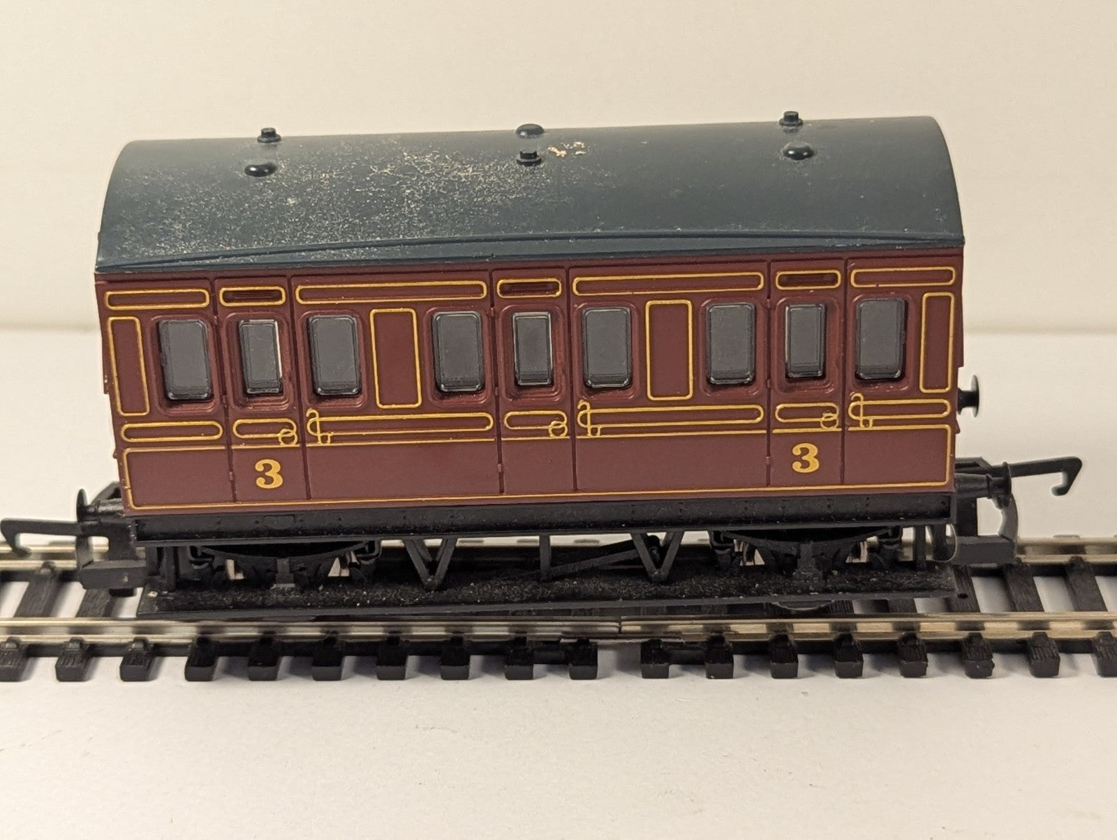 Hornby R468 OO Gauge LMS 4 Wheel Third Class Coach Maroon