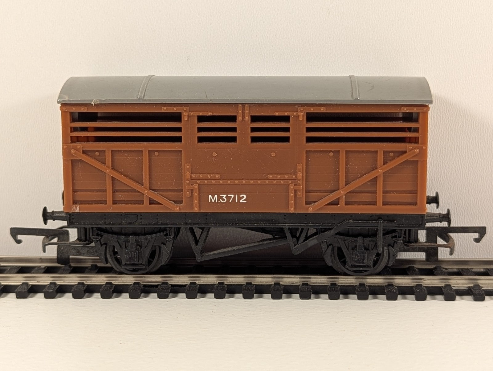 Tri-ang Hornby R122 BR Cattle Wagon – OO Gauge