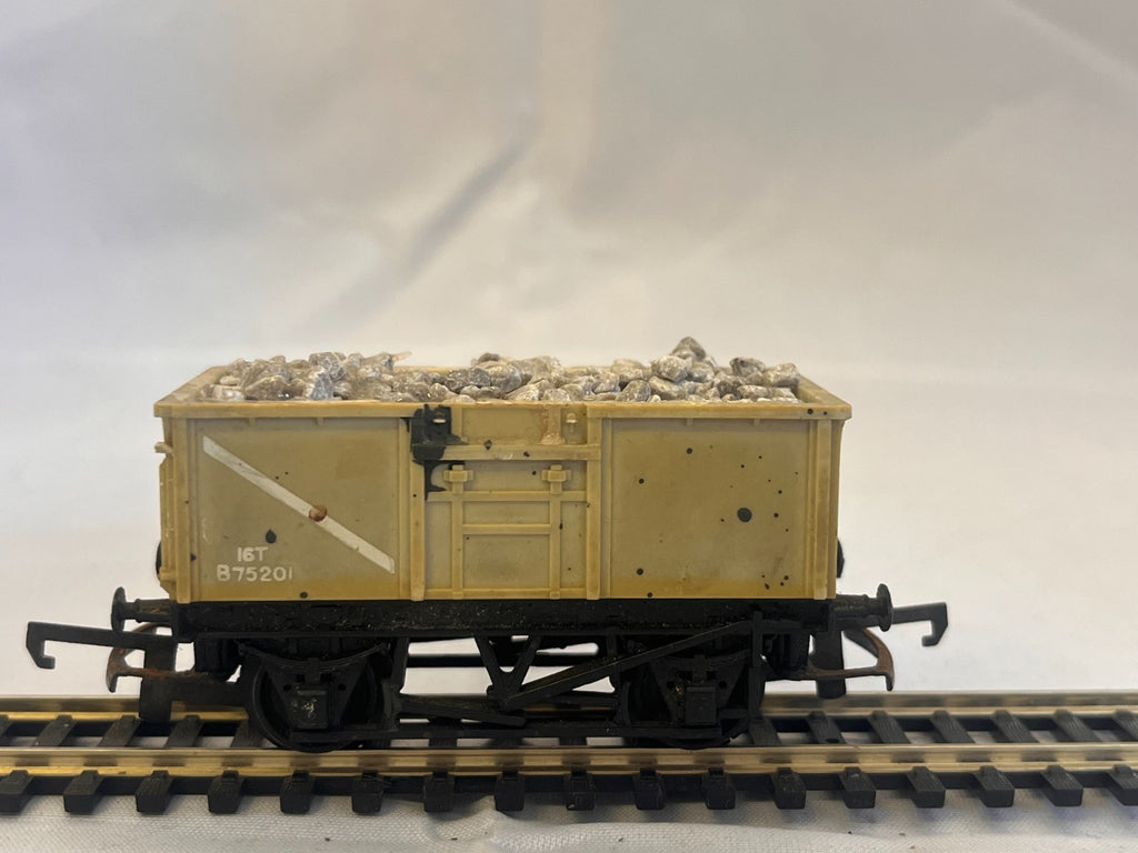 Tri-ang Hornby R243 OO Gauge 16 Ton Mineral Wagon Grey