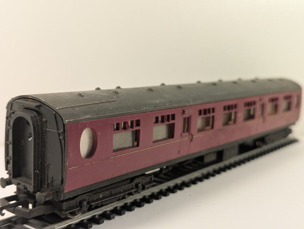 Tri-ang OO Gauge LMS Red Composite Corridor Coach