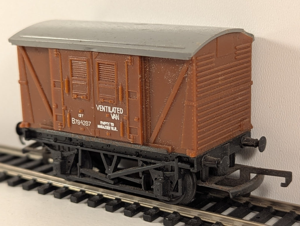 Hornby R011 BR Ventilated Van OO Gauge