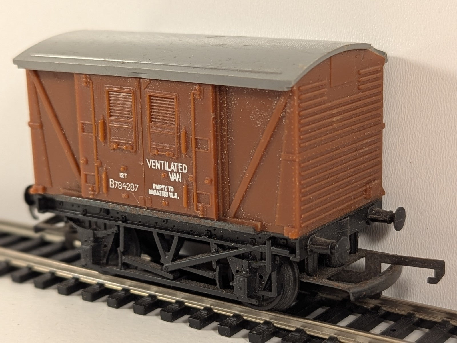 Hornby R011 BR Ventilated Van OO Gauge