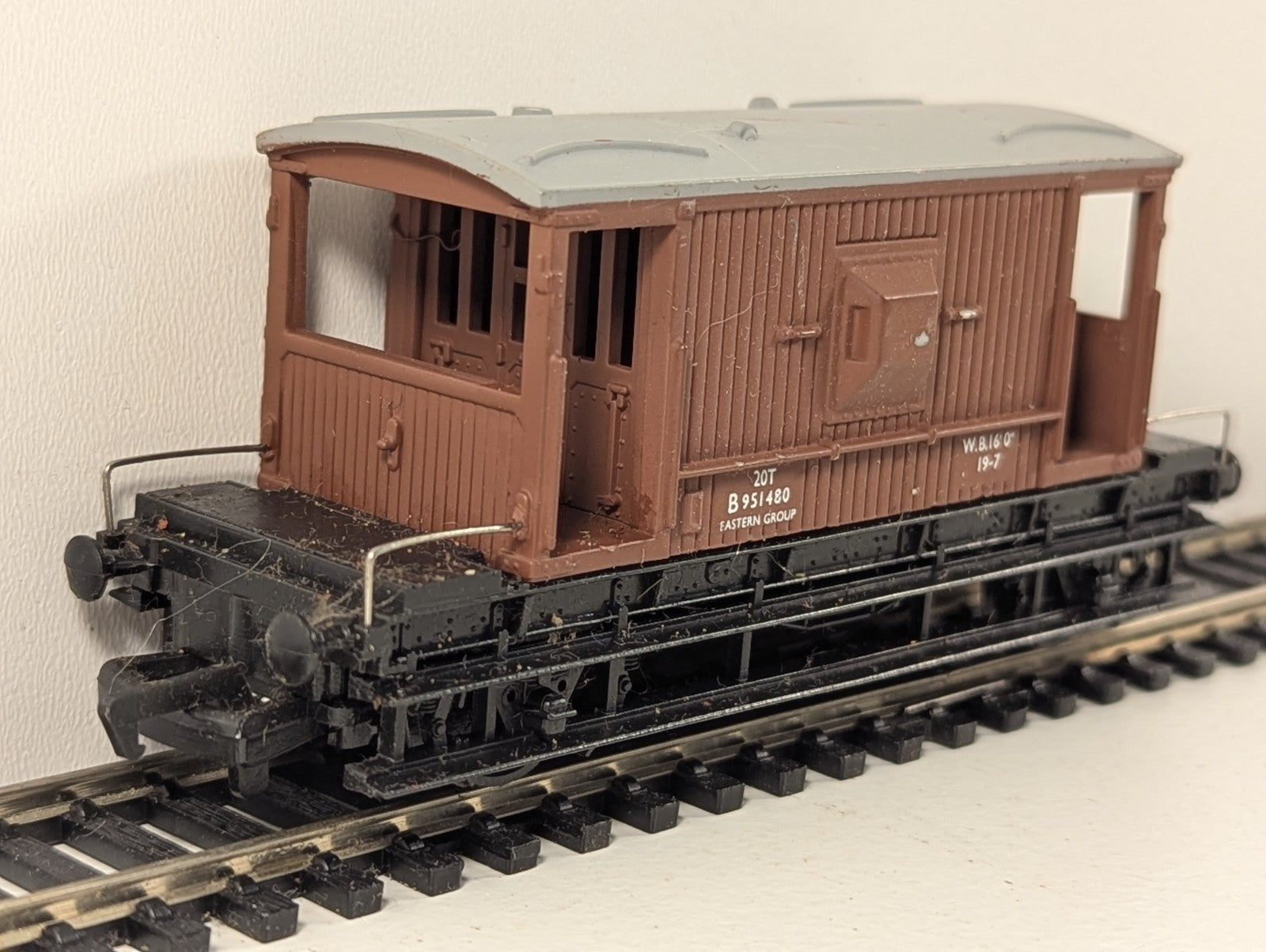 Mainline 37-139 20T Brake Van Brown
