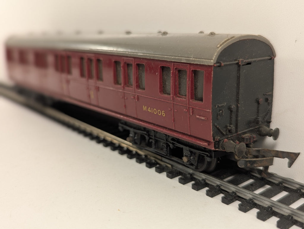 Tri-ang OO Gauge BR Suburban Composite Coach Passenger Coach M41006 BR Maroon