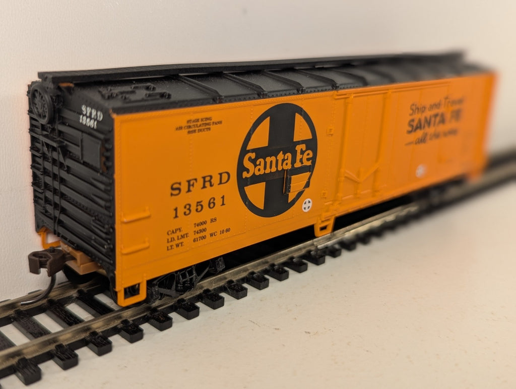 Walthers HO Scale 40' Plug Door Reefer Freight Wagon 13561 Santa Fe