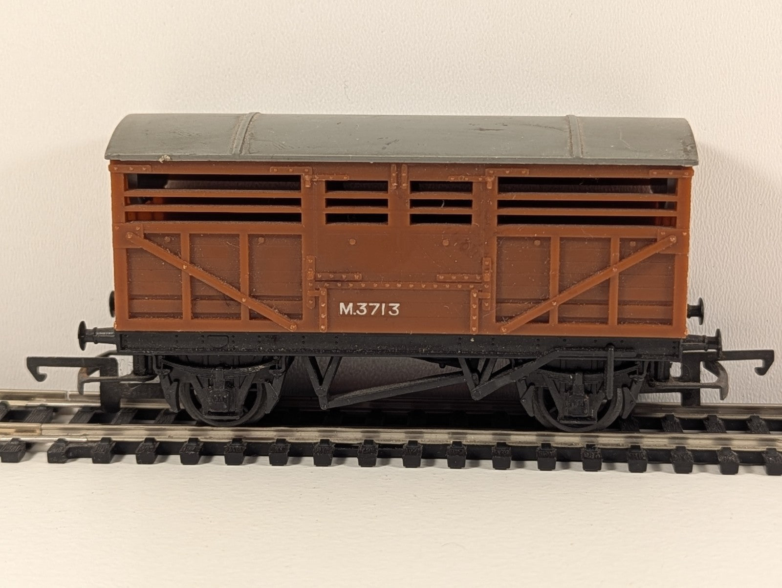 Tri-ang R122 BR Cattle Wagon M3713 – OO Gauge