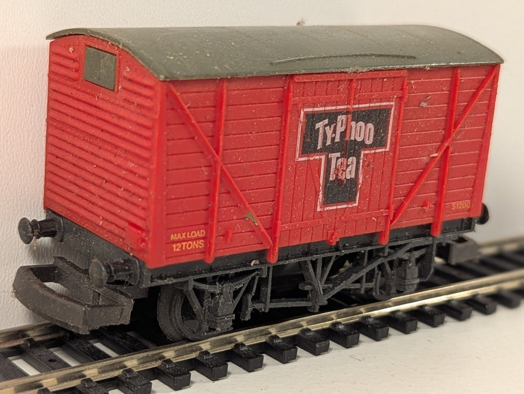 Lima 305601 OO Gauge Ventilated Box Van – Typhoo Tea