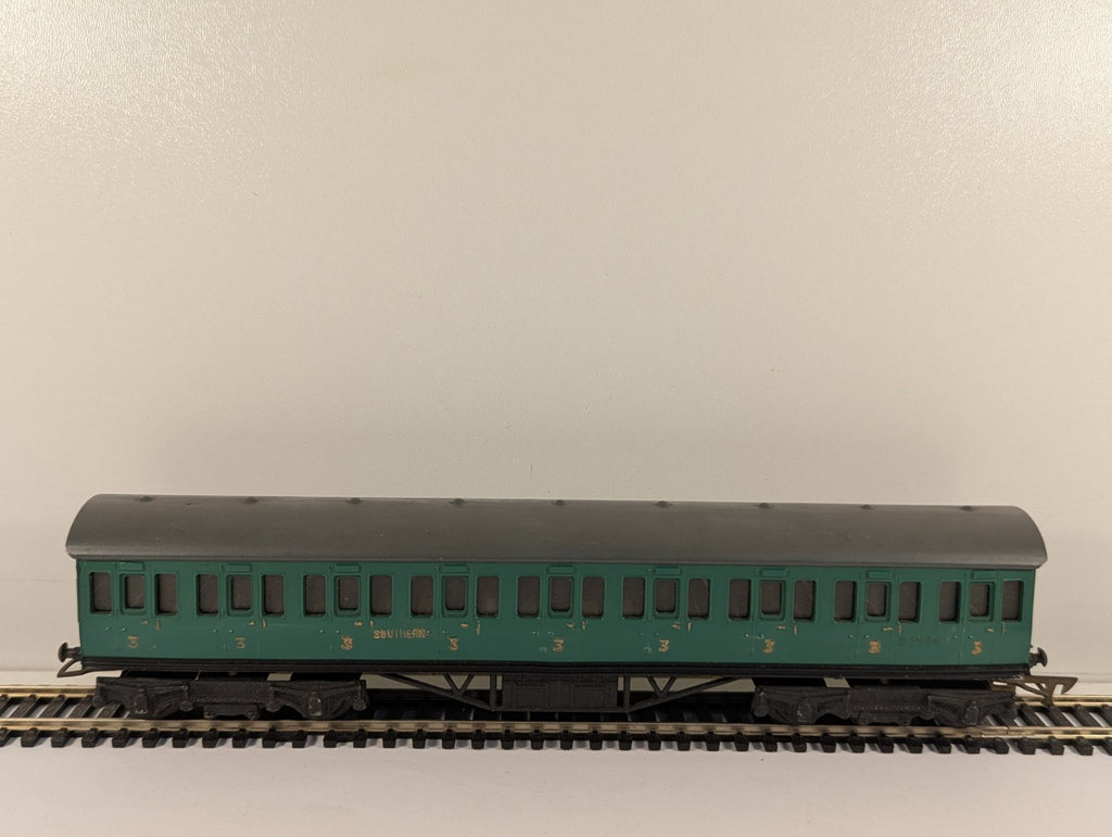 Graham Farish OO Gauge Southern Railway Green Third Class Coach Boxed