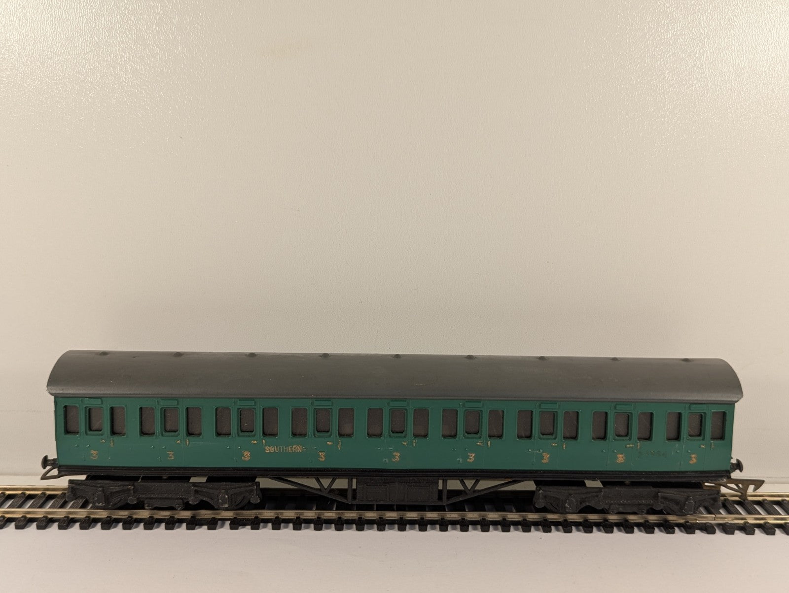 Graham Farish OO Gauge Southern Railway Green Third Class Coach Boxed