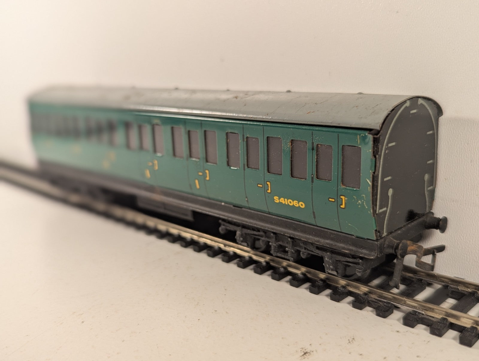 Hornby Dublo OO Gauge BR Southern Suburban Composite Coach Passenger