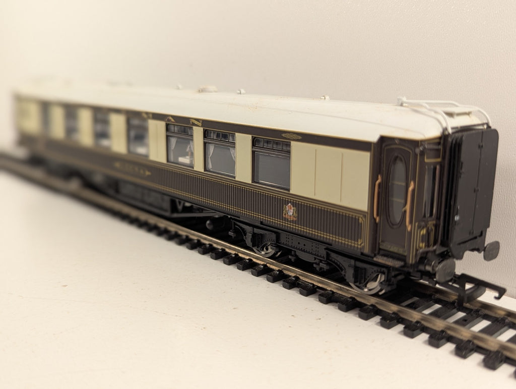 Hornby R4143 Pullman 1st Class Parlour Car 'Leona'