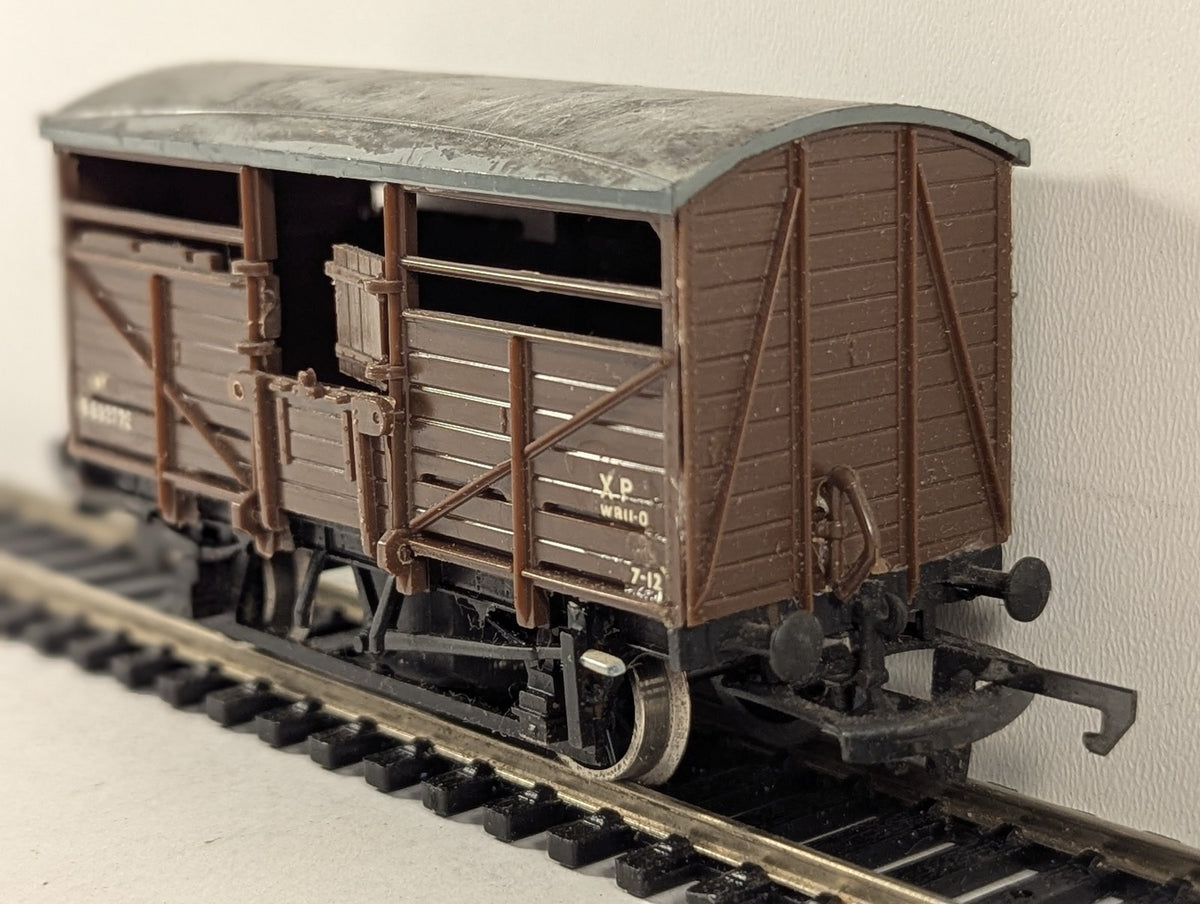 Airfix OO Gauge BR 12T Cattle Wagon B893776 BR Brown 54308