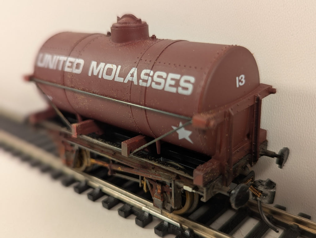 Dapol B590 12-Ton Tank Wagon – “United Molasses” – OO Gauge