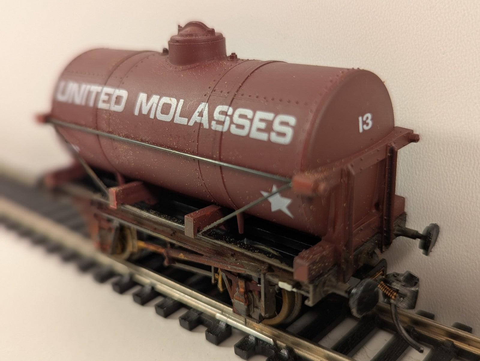 Dapol B590 12-Ton Tank Wagon – “United Molasses” – OO Gauge