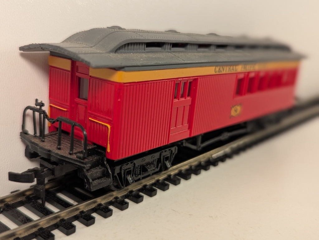 Bachmann HO Gauge Central Pacific 47ft Old Time Combine - Boxed