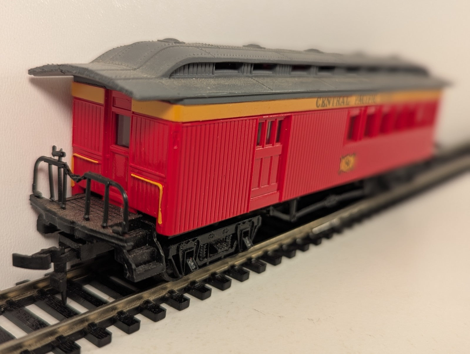 Bachmann HO Gauge Central Pacific 47ft Old Time Combine - Boxed