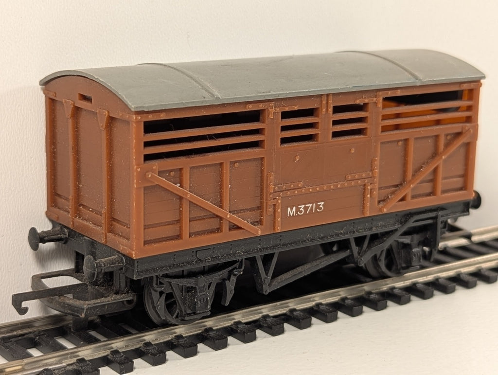 Tri-ang R122 BR Cattle Wagon M3713 – OO Gauge