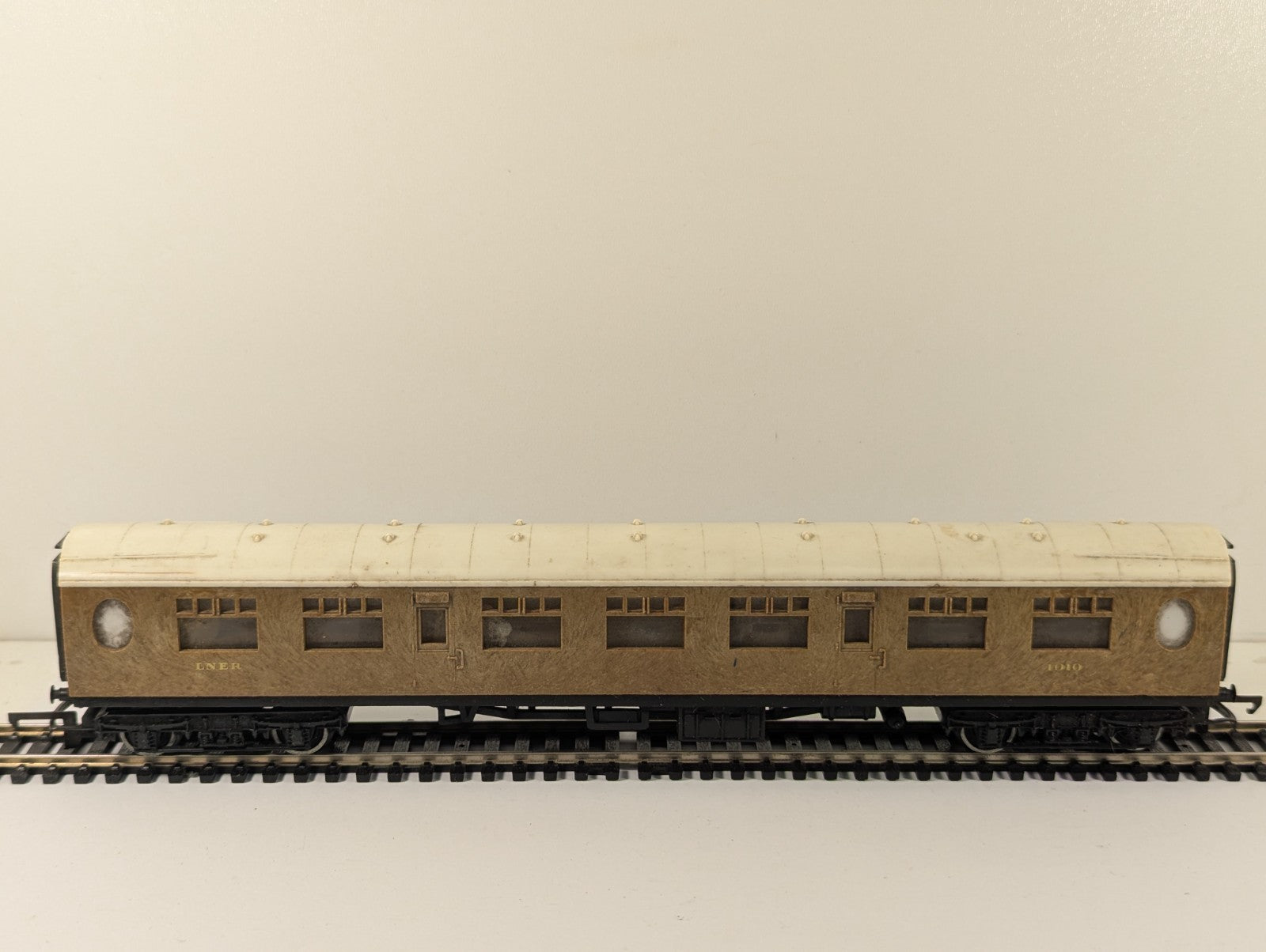 Hornby OO Gauge LNER Thompson Teak Brake Third Coach
