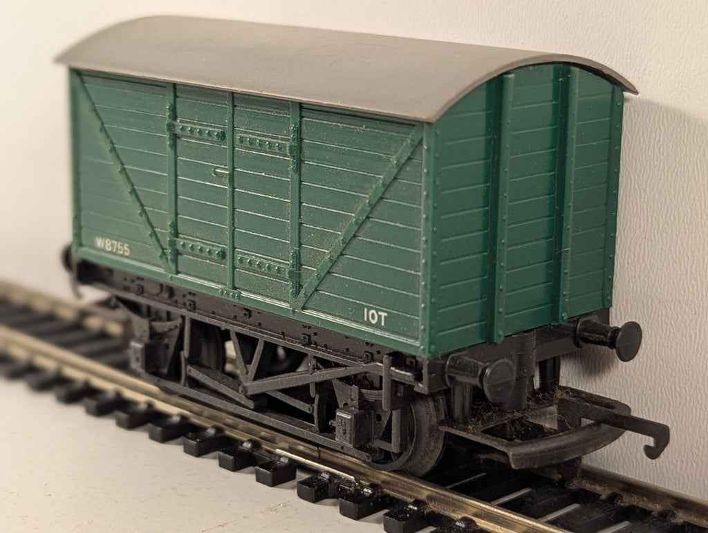 Tri-ang R11 OO Gauge 10 Ton Goods Van Green