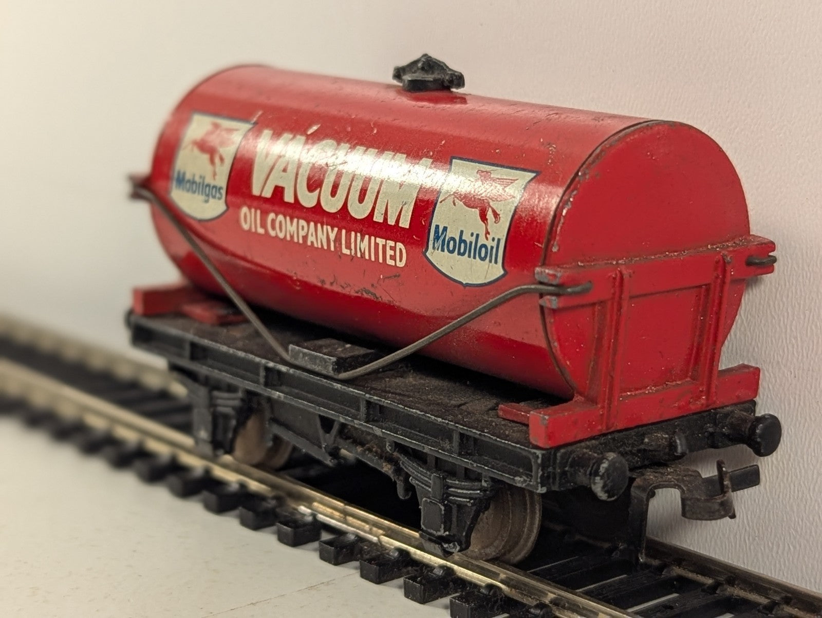 Hornby Dublo OO Gauge Vacuum Oil Company Tank Wagon Vacuum Oil Red
