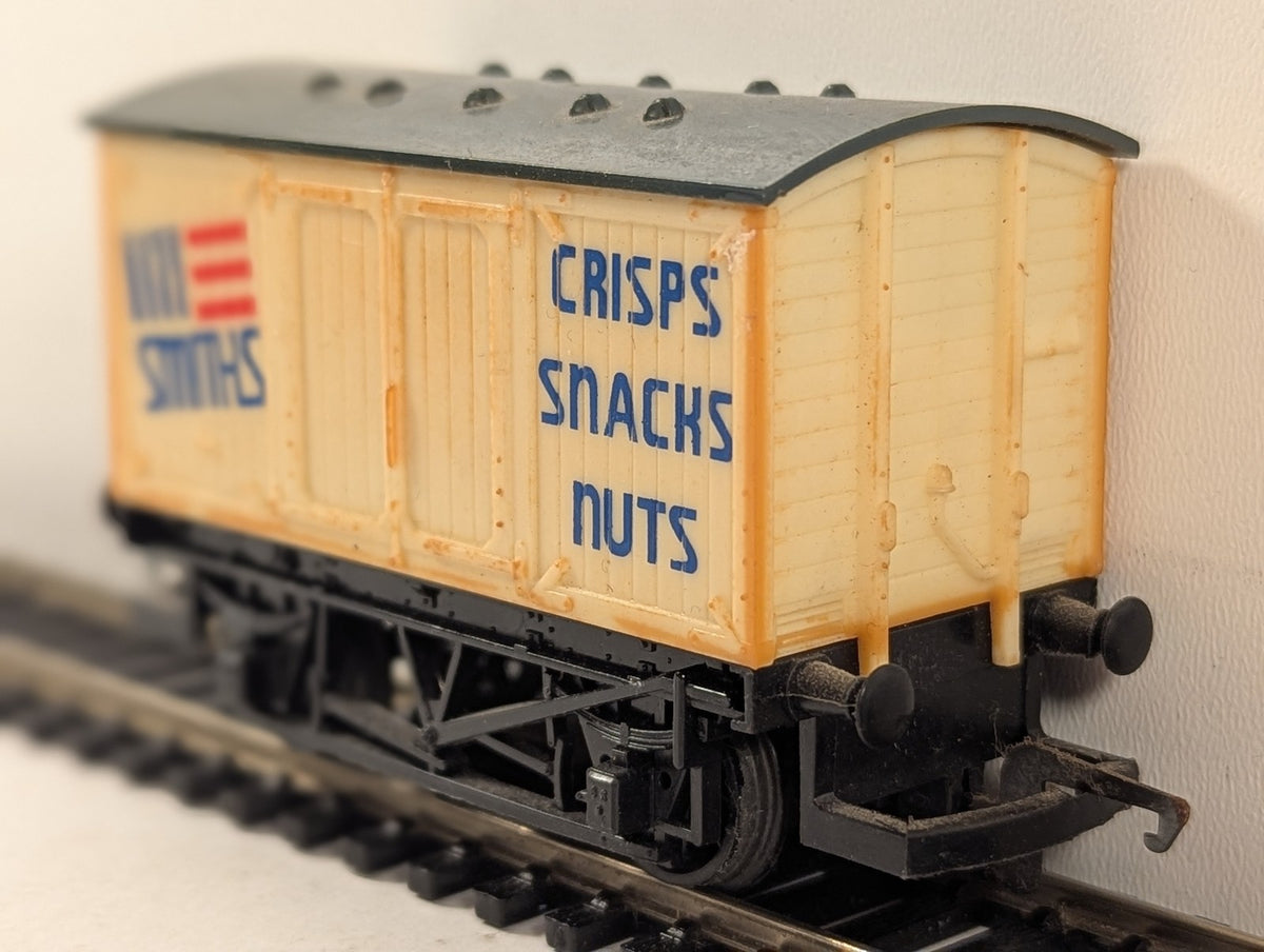 Hornby OO Gauge Smiths Crisps Ventilated Van R127