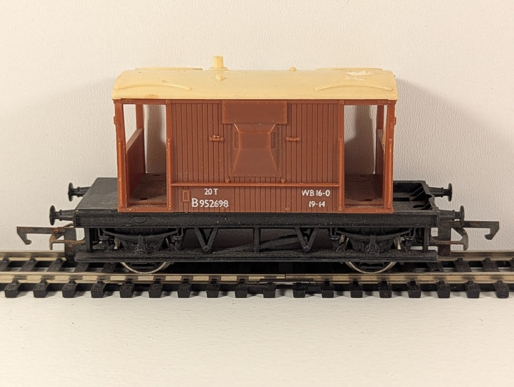 Tri-ang R016 BR 20-Ton Brake Van – OO Gauge