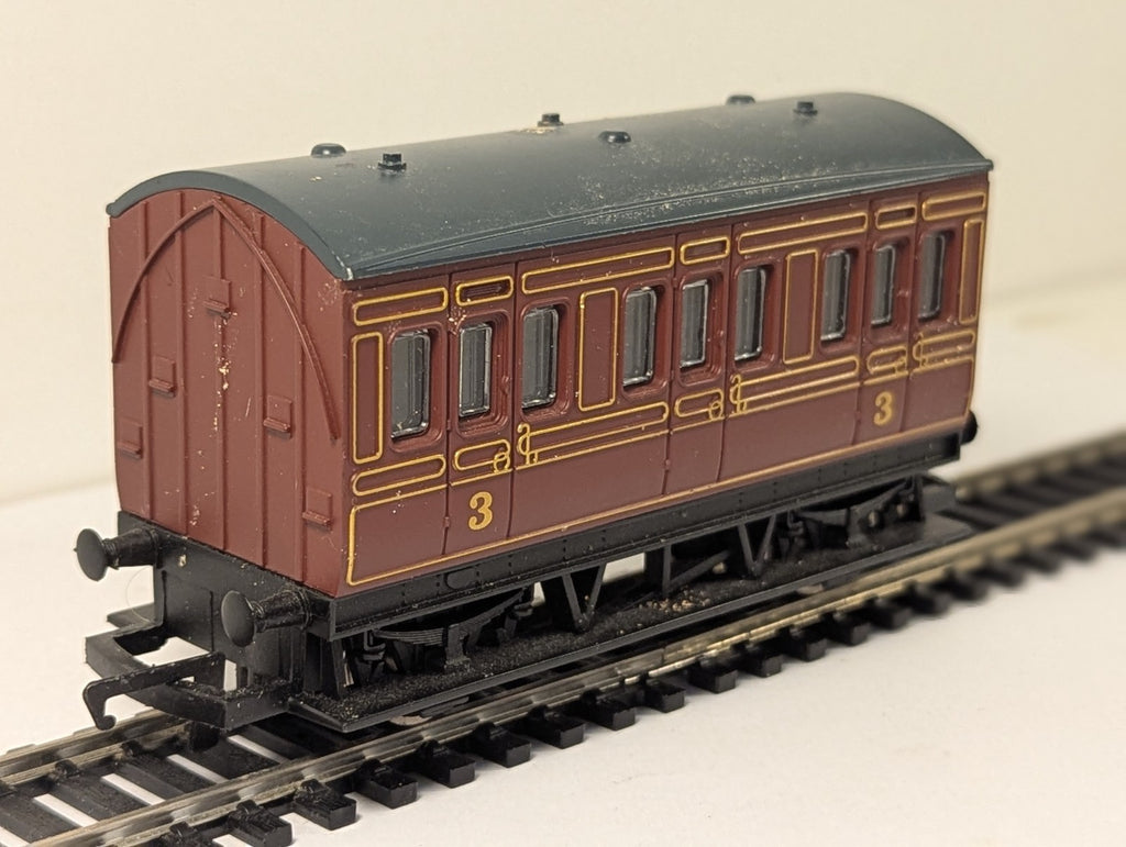 Hornby R468 OO Gauge LMS 4 Wheel Third Class Coach Maroon