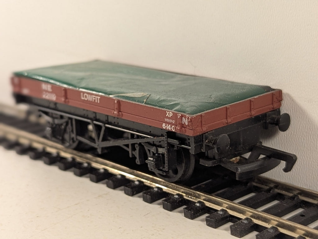 Mainline OO Gauge 12 Ton Lowfit Wagon with Tarpaulin Load Goods Wagon