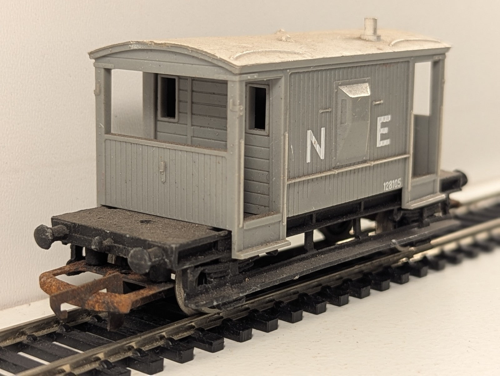 Wrenn OO Gauge NE 20 Ton Brake Van 128105 NE Grey W5005